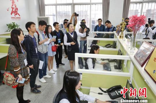 年均接听电话2000万通 走进中国民航首个呼叫中心