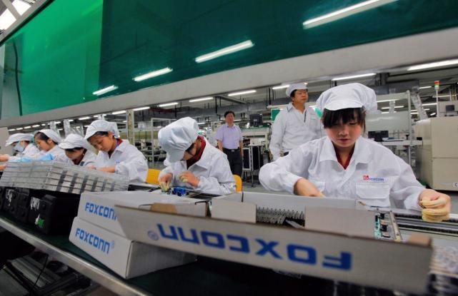 工业富联开盘涨2.33%，总市值超4800亿