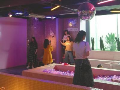 咖啡店变身“网红打卡地” 近半数顾客进店不是为了喝咖啡