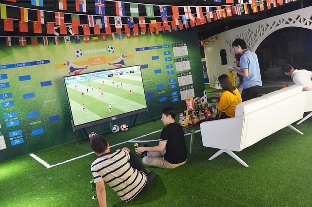 创维办公室变身足球场 百寸电视看世界杯