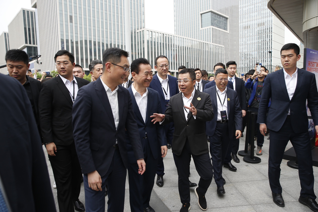 万达腾讯联手打造的智慧广场落户北京 马化腾前往参观