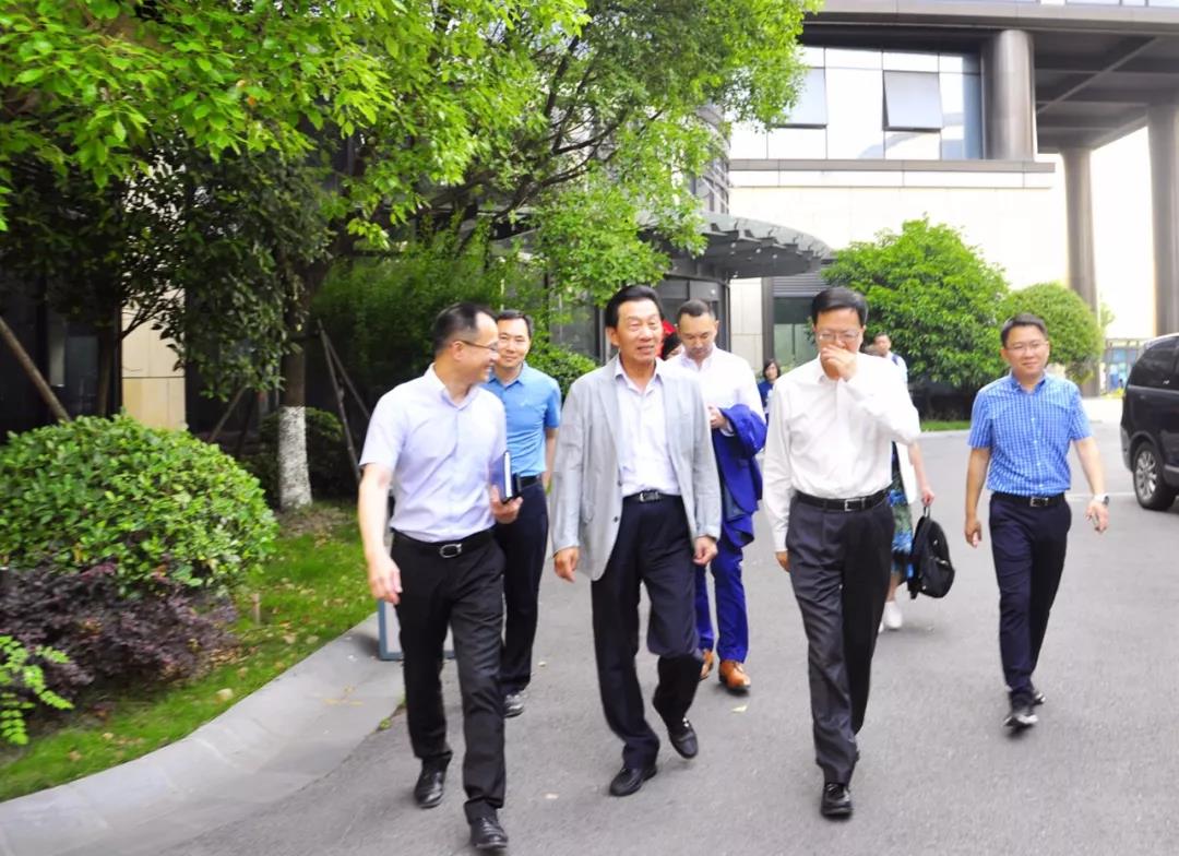 中国电子商会会长王宁及代表团考察全通上海金融谷，嘉定区委常委，常务副区长沈华棣出席座谈会