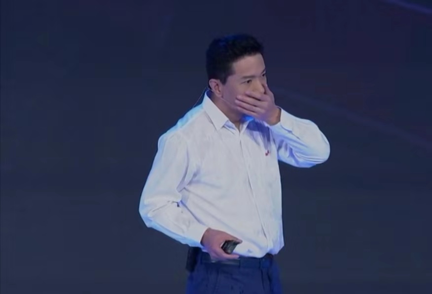 百度官方回应李彦宏被泼水:AI前行决心不会变