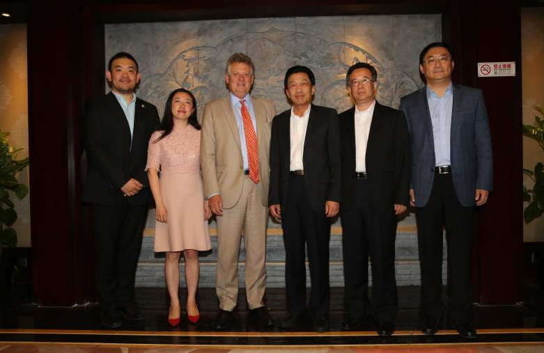 中国电子商会王宁会长会见瑞典基金公司负责人并签署合作备忘录
