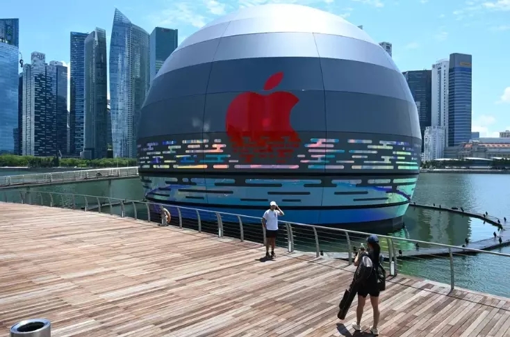 苹果在新加坡建世界首个球形水上漂浮零售店