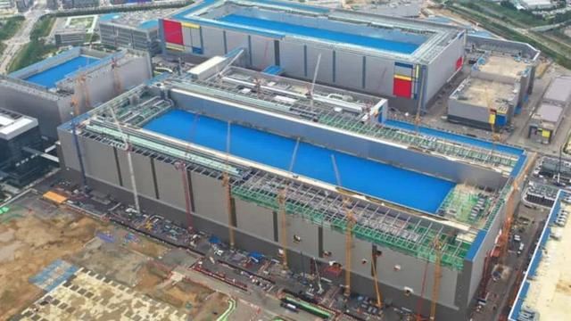 英特尔与台积电三星洽谈外包部分芯片生产