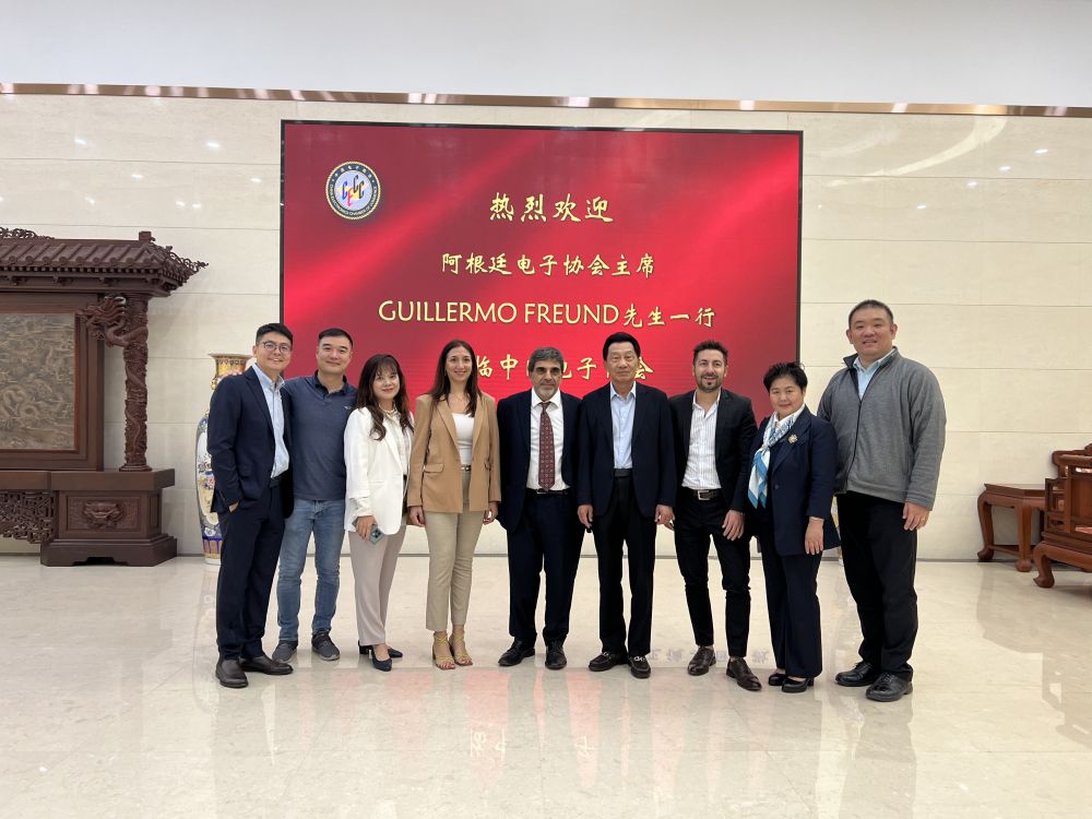 王宁会长热情接待阿根廷电子电器与照明行业协会(CADIEEL)主席吉列尔莫·佛罗因德先生一行