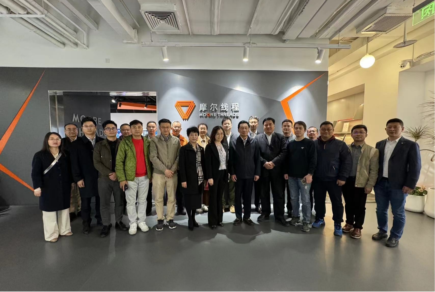 中国电子商会应邀考察摩尔线程总部