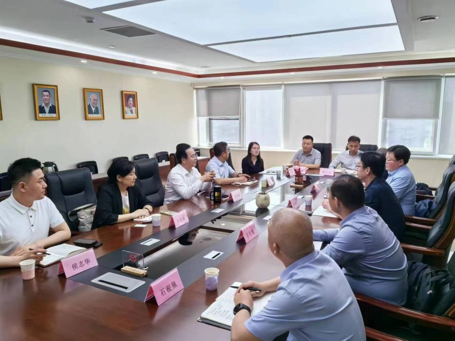 彭李辉秘书长在一号会议室热情接待商洛市委常委、副市长孙举恒一行