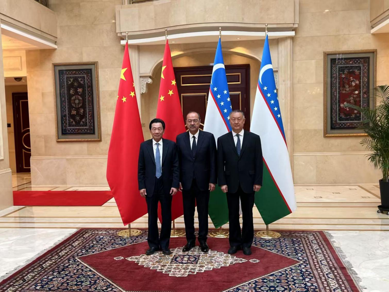 中国电子商会王宁会长应邀赴新疆会见乌兹别克斯坦共和国总理阿里波夫阁下一行