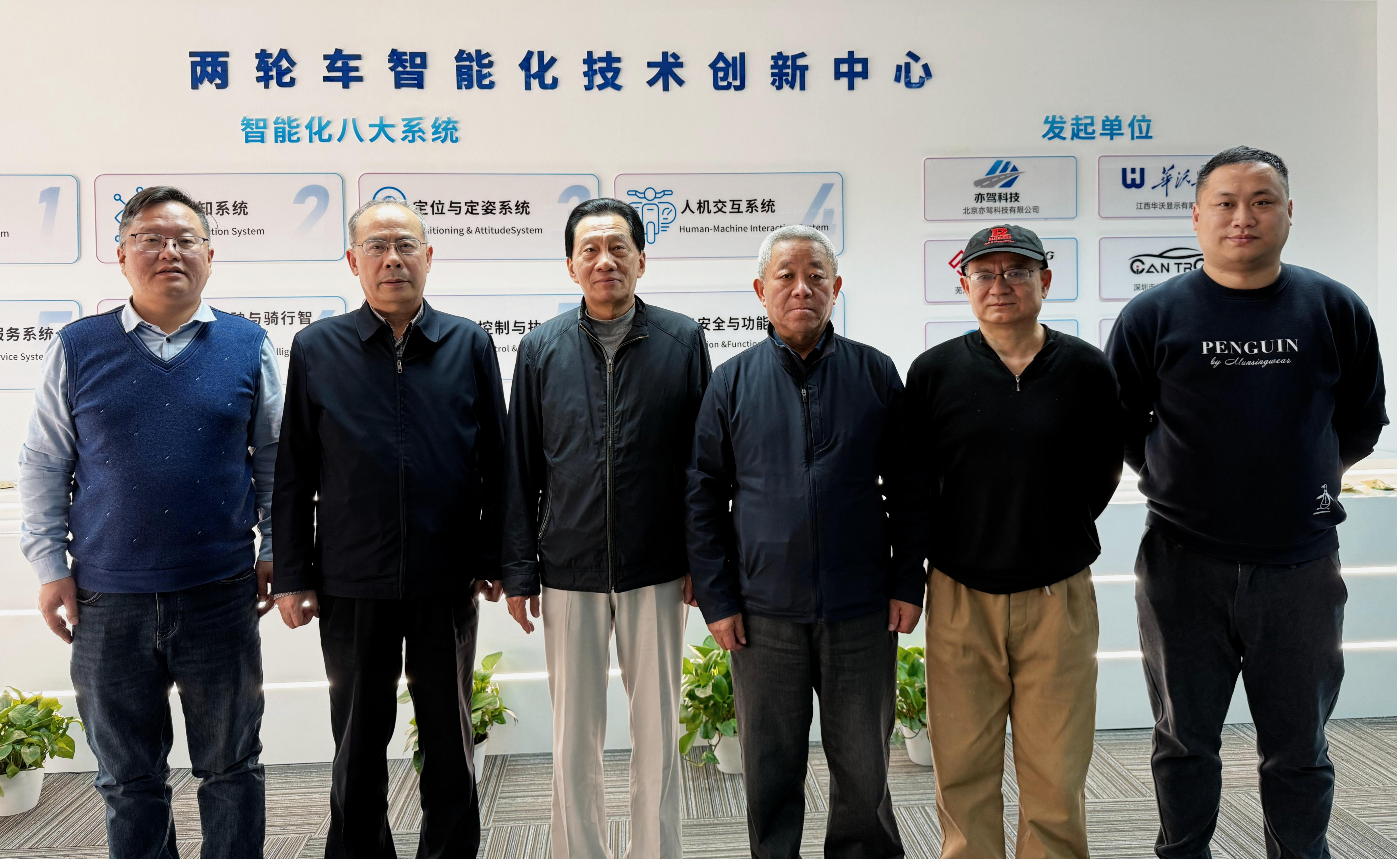中国电子商会会长王宁、副会长陈伟农 视察两轮车智能化技术创新中心 指导行业深度发展